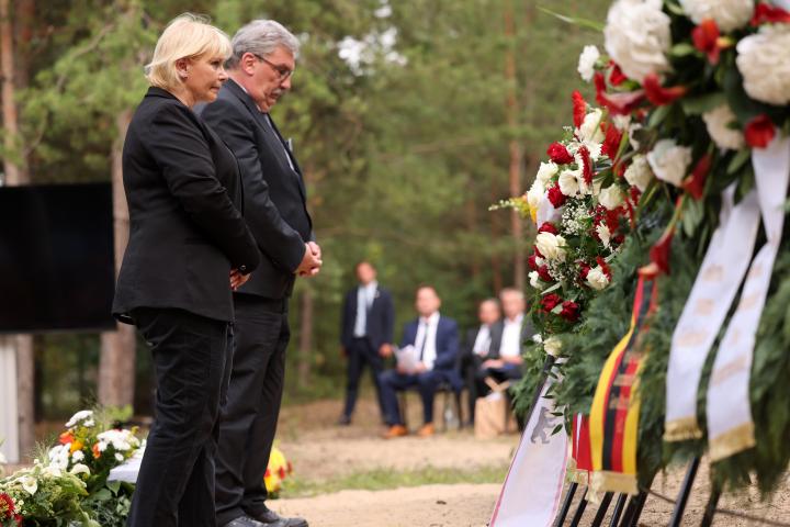 Kranzniederlegung und Schweigeminute, Landtagspräsidentin Prof. Dr. Ulrike Liedtke (l.) und der Präsident des Abgeordnetenhauses Ralf Wieland (r.).