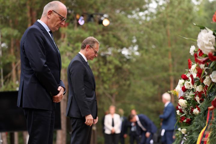 Kranzniederlegung und Schweigeminute, Ministerpräsident Dr. Dietmar Woidke (l.) und Berlins Regierender Bürgermeister Michael Müller (r.).