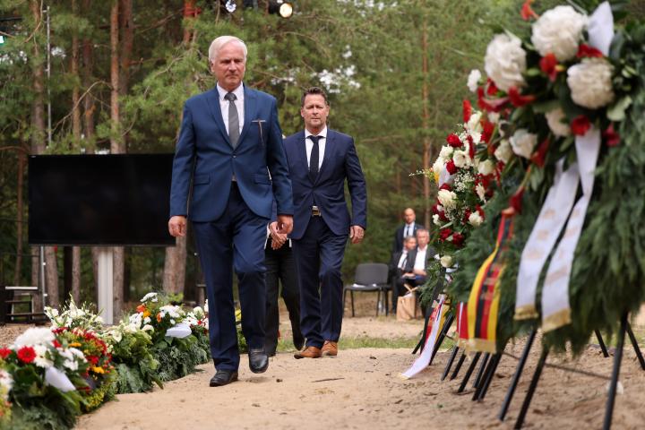 Kranzniederlegung und Schweigeminute, Bundesvorsitzender der Union der Opferverbände Kommunistischer Gewaltherrschaft Dieter Dombrowski (l.) und der Bürgermeister der Stadt Hohen Neuendorf Steffen Apelt (r.).