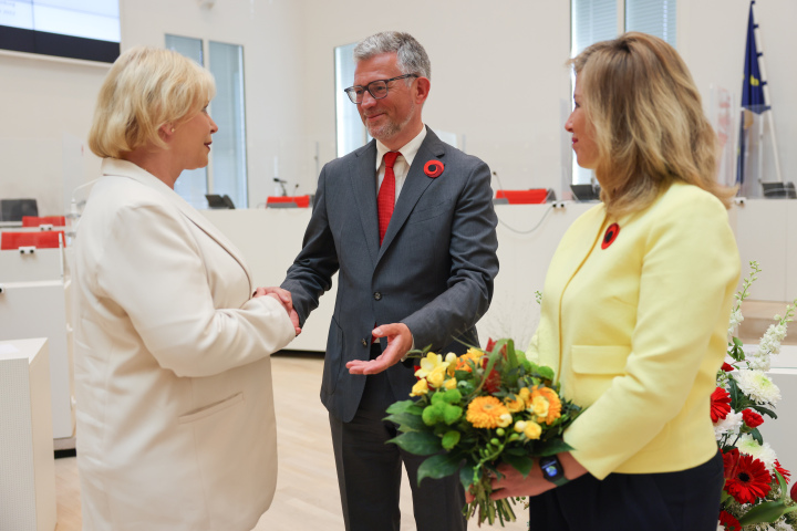 Landtagspräsidentin Prof. Dr. Ulrike Liedtke (l.) im Gespräch mit dem Botschafter der Ukraine S.E. Andrij Melnyk (m.) und seiner Ehefrau Svitlana Melnyk