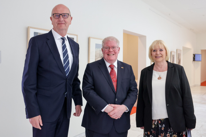 V. l. n. r.: Ministerpräsident Dr. Dietmar Woidke, der Gesandte der Botschaft der Vereinigten Staaten von Amerika Woodward Clarke Price und Landtagspräsidentin Prof. Dr. Ulrike Liedtke