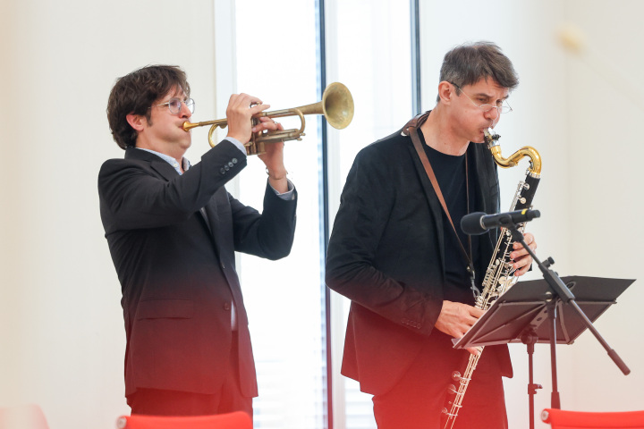 Musikalischer Auftakt mit Richard Koch (r., Trompete) und Claudio Puntin (l. Bassklarinette)