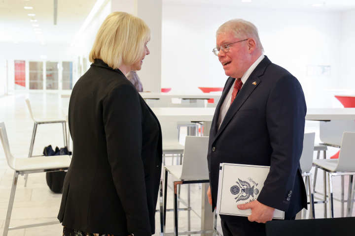 Landtagspräsidentin Prof. Dr. Ulrike Liedtke (l.) begrüßt den Gesandten der Botschaft der Vereinigten Staaten von Amerika Woodward Clarke Price (r.) im Landtag