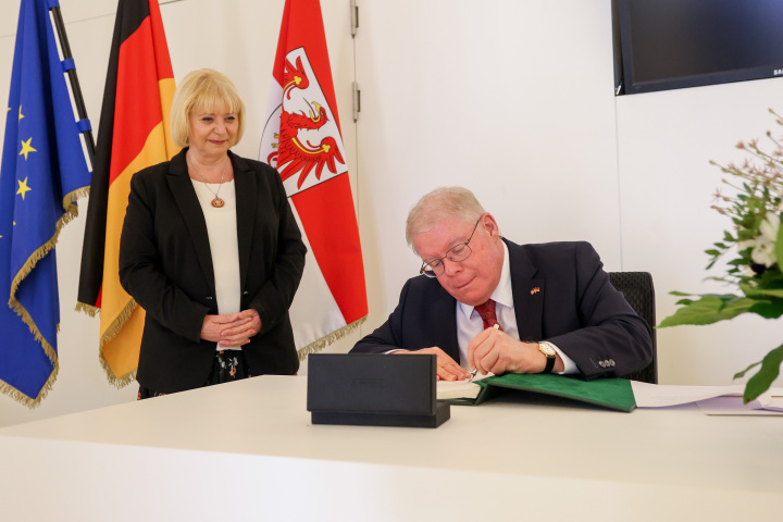 Der Gesandte der Botschaft der Vereinigten Staaten von Amerika Woodward Clarke Price (r.) trägt sich ins Gästebuch des Landtages ein.