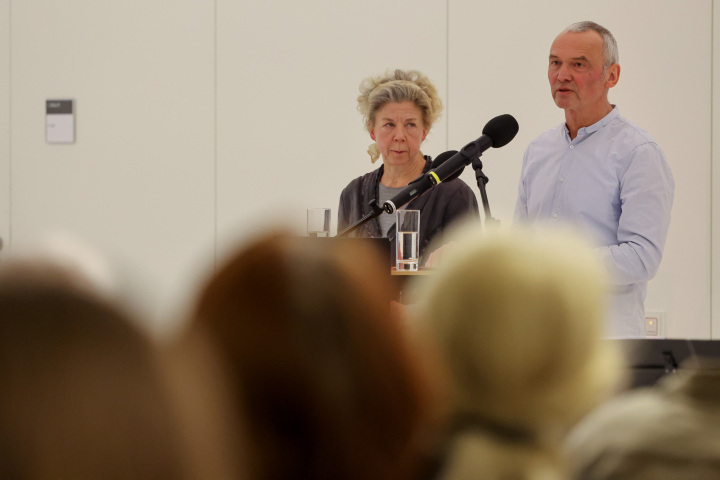 Einführung in die Ausstellung durch Dr. Liane Burkhardt (l.) und Thomas Kumlehn (r.), Kuratoren und Fachberater im Auftrag von Private Künstlernachlässe im Land Brandenburg e. V.