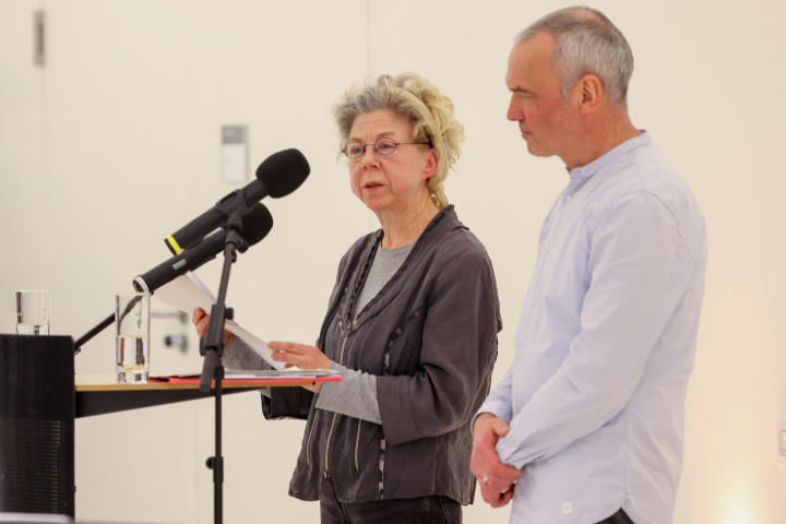 Einführung in die Ausstellung durch Dr. Liane Burkhardt (l.) und Thomas Kumlehn (r.), Kuratoren und Fachberater im Auftrag von Private Künstlernachlässe im Land Brandenburg e. V.