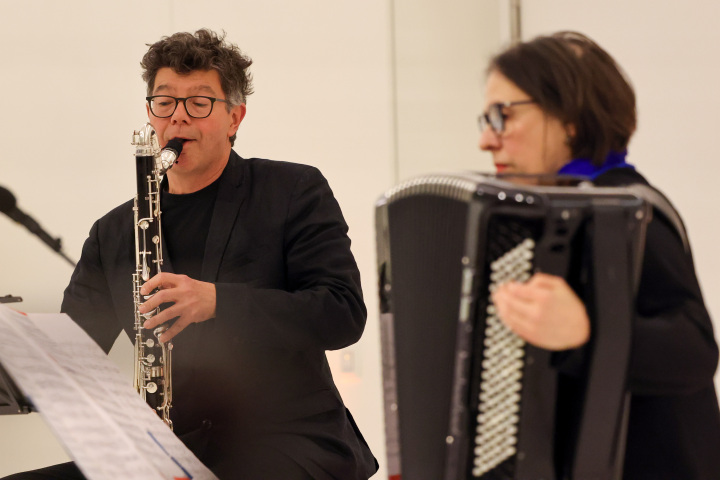 Musikalische Umrahmung der Ausstellungseröffnung mit Christine Paté (r.) und Matthias Badczong (l.)