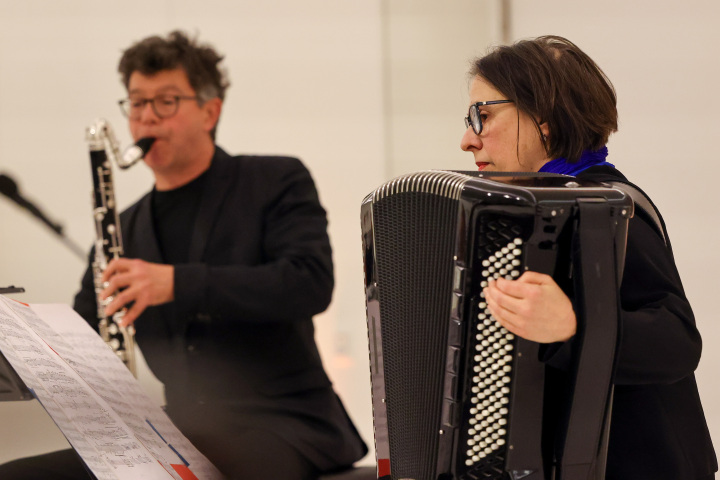 Musikalische Umrahmung der Ausstellungseröffnung mit Christine Paté (r.) und Matthias Badczong (l.)