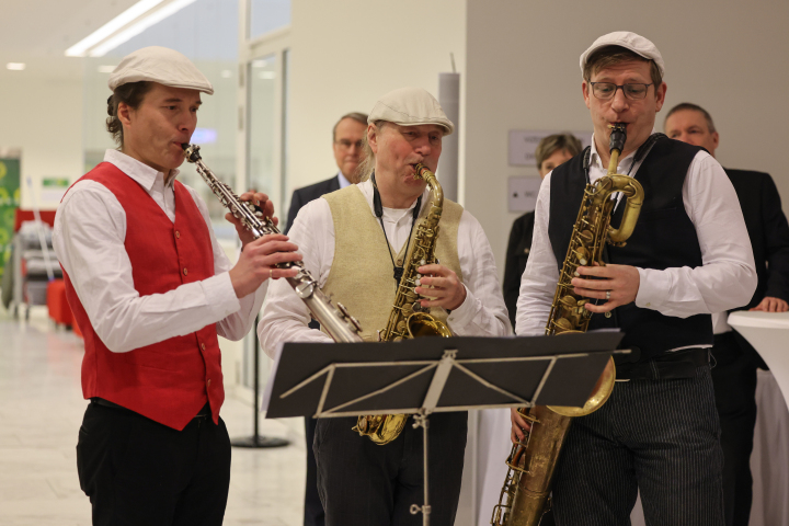 Musikalischer Auftakt zur Ausstellungseröffnung durch das Saxophon Trio Les Connaisseurs