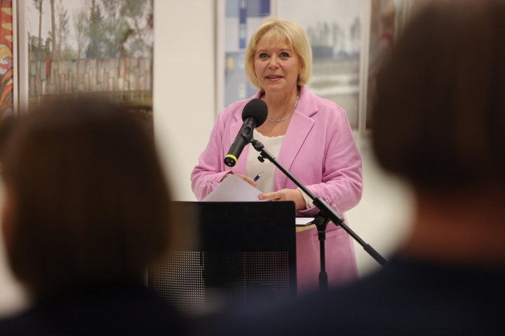 Landtagspräsidentin Prof. Dr. Ulrike Liedtke begrüßt zur Ausstellungseröffnung in der Lobby des Landtages.