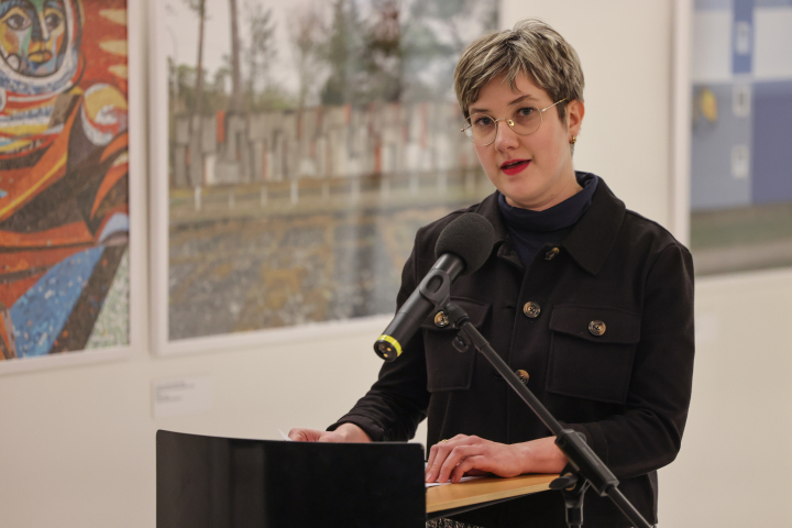 Einführung in die Ausstellung durch die Kuratorin Sabrina Kotzian vom Museum Utopie und Alltag