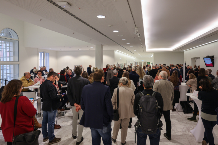 Blick in die Lobby des Landtages während der Ausstellungseröffnung