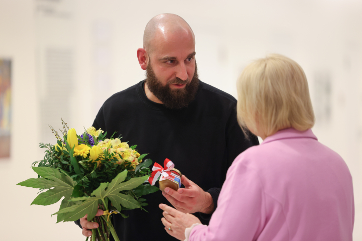 Landtagspräsidentin Prof. Dr. Ulrike Liedtke bedankt sich bei dem Fotografen Martin Maleschka