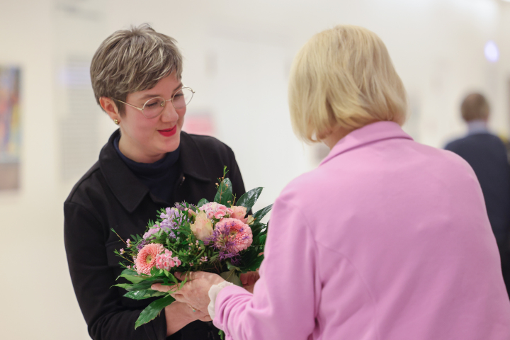 Landtagspräsidentin Prof. Dr. Ulrike Liedtke bedankt sich bei der Kuratorin der Ausstellung Sabrina Kotzian