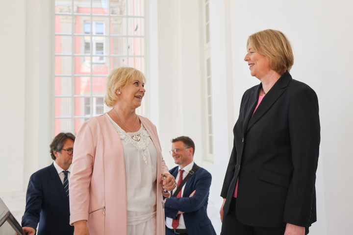 Gang durch das historische Treppenhaus des Landtages, Landtagspräsidentin Prof. Dr. Ulrike Liedtke (l.) und Bundestagspräsidentin Bärbel Bas (r.)