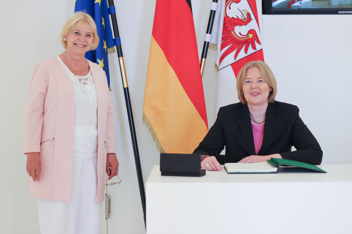 Eintrag ins Gästebuch des Landtages, Landtagspräsidentin Prof. Dr. Ulrike Liedtke (l.) und Bundestagspräsidentin Bärbel Bas (r.)