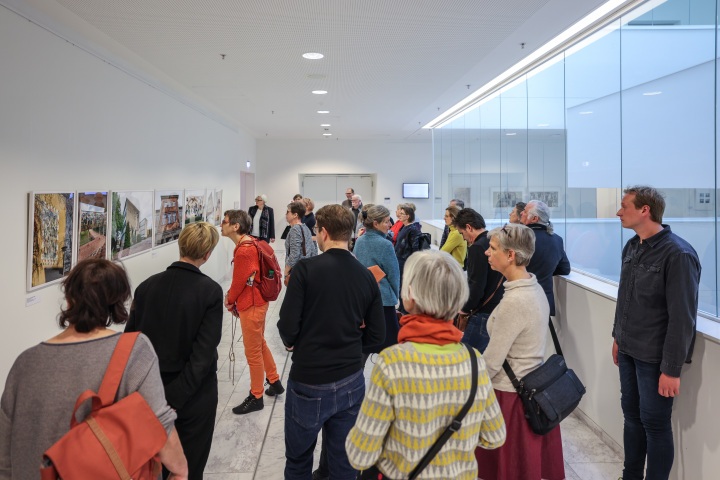 Führung durch die Ausstellung „Umwelt gestalten! Baubezogene Kunst aus der DDR im Land Brandenburg“ vor Veranstaltungsbeginn