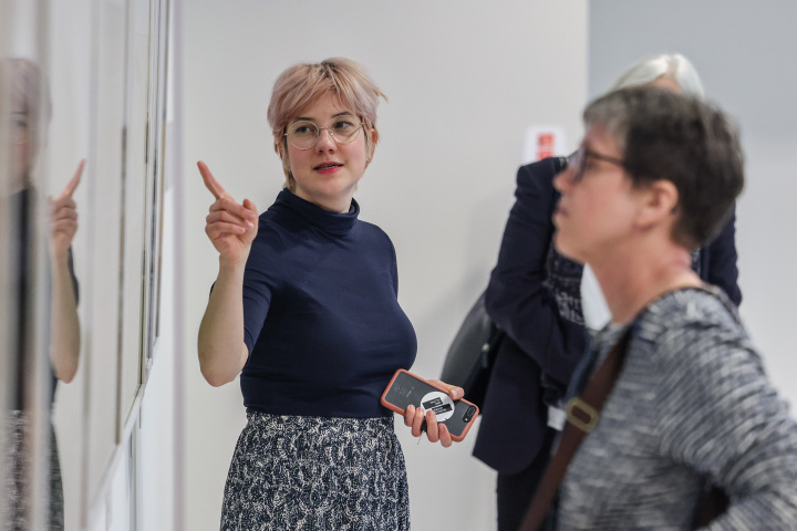 Die Kuratorin der Ausstellung „Umwelt gestalten! Baubezogene Kunst aus der DDR im Land Brandenburg“, Sabrina Kotzian führt durch die Ausstellung vor Veranstaltungsbeginn.