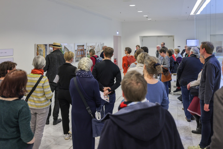 Führung durch die Ausstellung „Umwelt gestalten! Baubezogene Kunst aus der DDR im Land Brandenburg“ vor Veranstaltungsbeginn