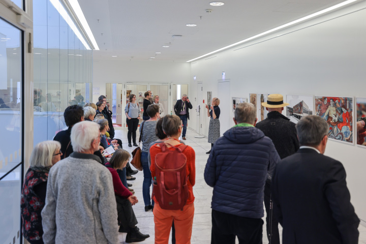 Führung durch die Ausstellung „Umwelt gestalten! Baubezogene Kunst aus der DDR im Land Brandenburg“ vor Veranstaltungsbeginn