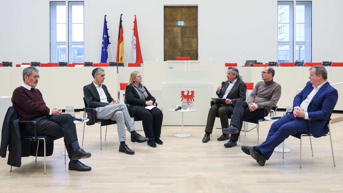 Podiumsdiskussion zum Thema „Baukultur 2023 - Von der baubezogenen Kunst zum Klimaplan Brandenburg“, v. l. n. r.: Architekt Prof. Thomas Will von der TU Dresden, Axel Drieschner vom Museum Utopie und Alltag, Bürgermeisterin in Kyritz an der Knatter Nora Görke, Moderator Andreas Rieger, Eckhard Hasler, Stadtplaner aus Berlin und Stefan Bruch, Abteilungsleiter „Stadtentwicklung und Wohnen“ im Landesministerium für Infrastruktur und Landesplanung