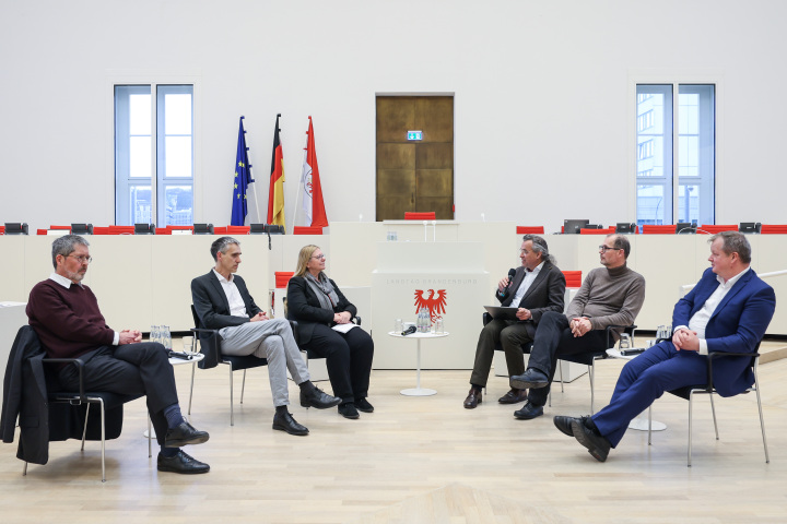 Podiumsdiskussion zum Thema „Baukultur 2023 - Von der baubezogenen Kunst zum Klimaplan Brandenburg“, v. l. n. r.: Architekt Prof. Thomas Will von der TU Dresden, Axel Drieschner vom Museum Utopie und Alltag, Bürgermeisterin in Kyritz an der Knatter Nora Görke, Moderator Andreas Rieger, Eckhard Hasler, Stadtplaner aus Berlin und Stefan Bruch, Abteilungsleiter „Stadtentwicklung und Wohnen“ im Landesministerium für Infrastruktur und Landesplanung