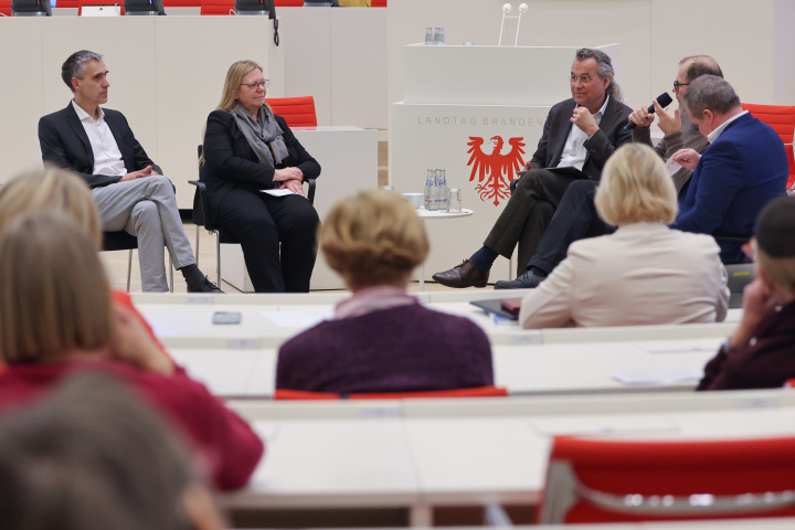 Podiumsdiskussion zum Thema „Baukultur 2023 - Von der baubezogenen Kunst zum Klimaplan Brandenburg“