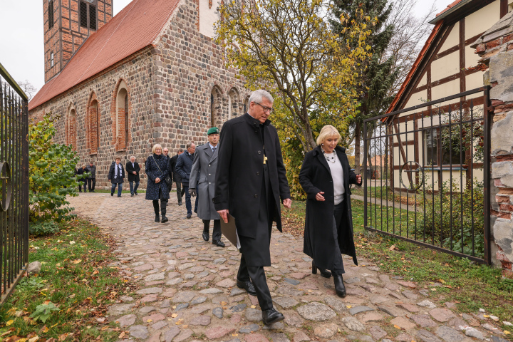 Gemeinsamer Gang zur Kranzniederlegung an den Kriegsgräbern auf dem Friedhof zu Brüssow.