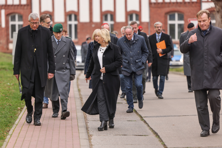 Gemeinsamer Gang zur Kranzniederlegung an den Kriegsgräbern auf dem Friedhof zu Brüssow.