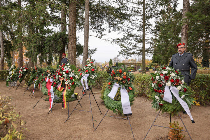Kranzniederlegung an den Kriegsgräbern auf dem Friedhof zu Brüssow