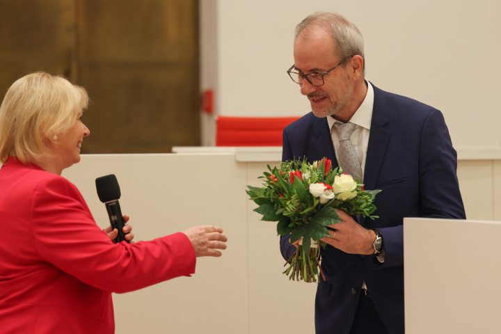 Landtagspräsidentin Prof. Dr. Ulrike Liedtke bedankt sich bei Sven Tetzlaff für den Impulsvortrag