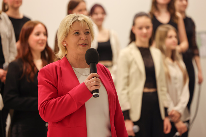 Landtagspräsidentin Prof. Dr. Ulrike eröffnet den Empfang und begrüßt Young Voices, Jugendpopchor des Landes Brandenburg