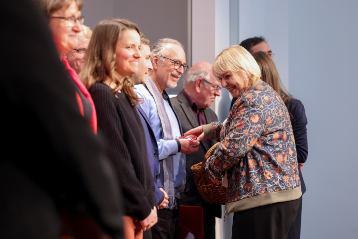 Landtagspräsidentin Prof. Dr. Ulrike Liedtke bedankt sich bei den Chormitgliedern und den am Projekt beteiligten Schülerinnen des Wolkenberg-Gymnasiums und übergibt Honiggläser.