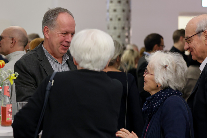 Impression des Stehempfangs im Anschluss an die Veranstaltung im Foyer des Potsdam Museums