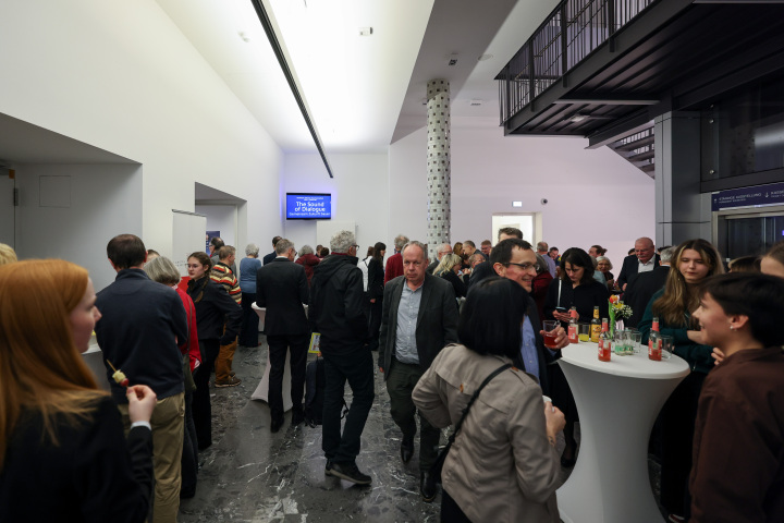 Impression des Stehempfangs im Anschluss an die Veranstaltung im Foyer des Potsdam Museums