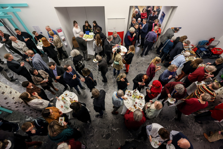 Impression des Stehempfangs im Anschluss an die Veranstaltung im Foyer des Potsdam Museums