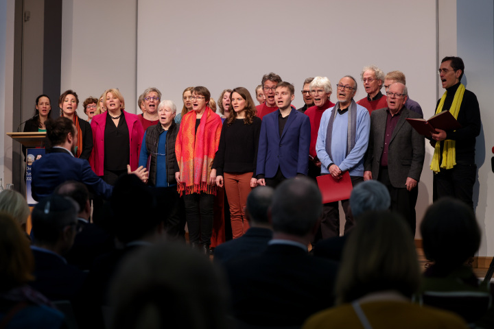 Musikalischer Auftakt mit dem Chor International Potsdam unter Leitung von Eugen Zigutkin