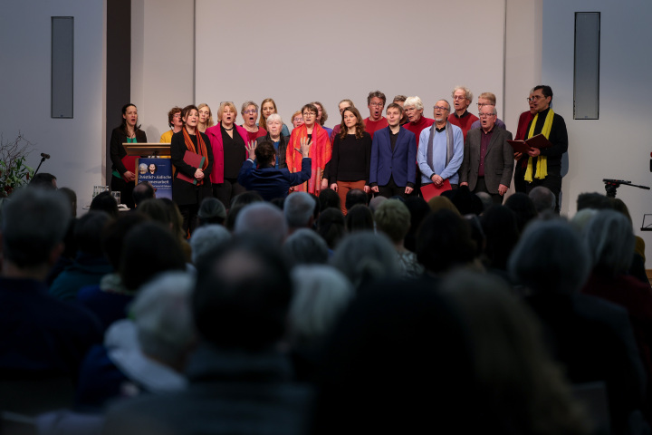 Musikalischer Auftakt mit dem Chor International Potsdam unter Leitung von Eugen Zigutkin