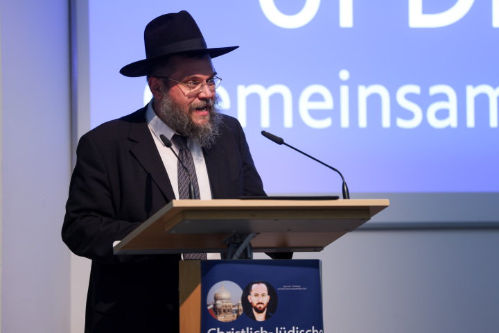 Rabbiner Ariel Kirzon vom Landesverband der Jüdischen Gemeinden Land Brandenburg spricht das Psalmgebet „Psalm 130“