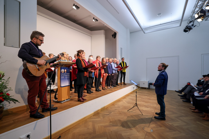 Musikalisches Zwischenspriel des Chores International Potsdam unter Leitung von Eugen Zigutkin