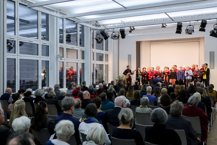 Musikalisches Zwischenspriel des Chores International Potsdam unter Leitung von Eugen Zigutkin