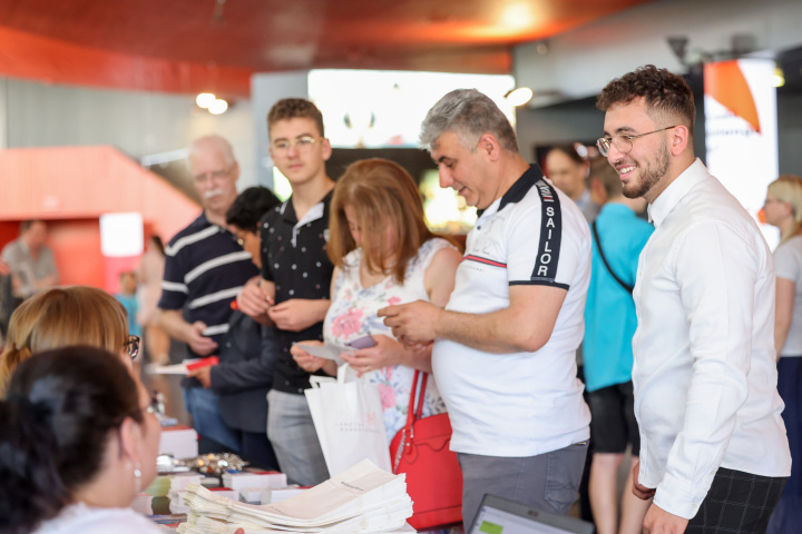 Eintreffen der Gäste zum Zentralen Einbürgerungsfest 2023 im Hans Otto Theater Potsdam