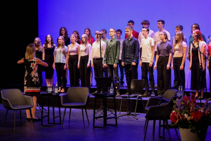 Musikalische Eröffnung des Zentralen Einbürgerungsfestes mit dem „Paul-Dessau-Chor“ der Musikbetonten Gesamtschule „Paul Dessau“ Zeuthen