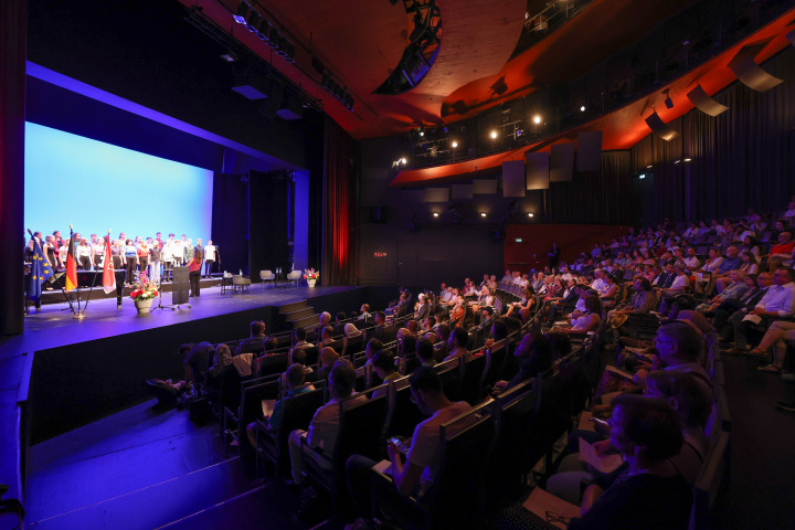 Blick in den Saal während des musikalischen Zwischenspiel durch den „Paul-Dessau-Chor“