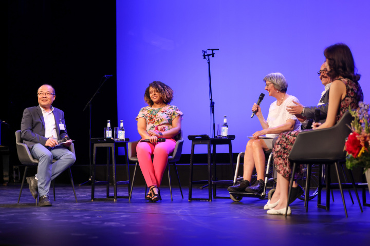 Gesprächsrunde mit Eingebürgerten, (v. l. n. r.) Herr Khan Loung Vu Quve, Frau Yomaris Espina, Integrationsbeauftragte Frau Dr. Doris Lemmermeier, Herr Omar Kassab und Frau Sinaida Alexandra Shcheglova