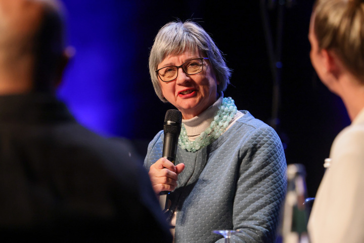 Die Integrationsbeauftragte des Landes Brandenburg Dr. Doris Lemmermeier eröffnet die Gesprächsrunde mit Eingebürgerten.