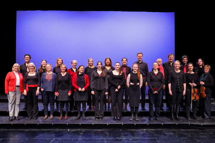 Gruppenfoto mit der Landtagspräsidentin Prof. Dr. Ulrike Liedte (1. R. l.) und  den „Local Vocals“, Jazz- und Popchor der Musik- und Kunstschule Havelland