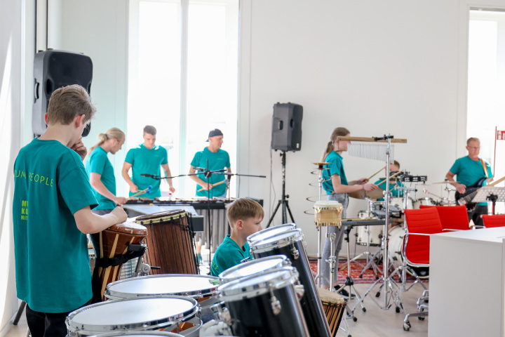 Musikalischer Auftakt mit den Drum People, Musikensemble der Kunst- und Musikschule Schwedt/Oder