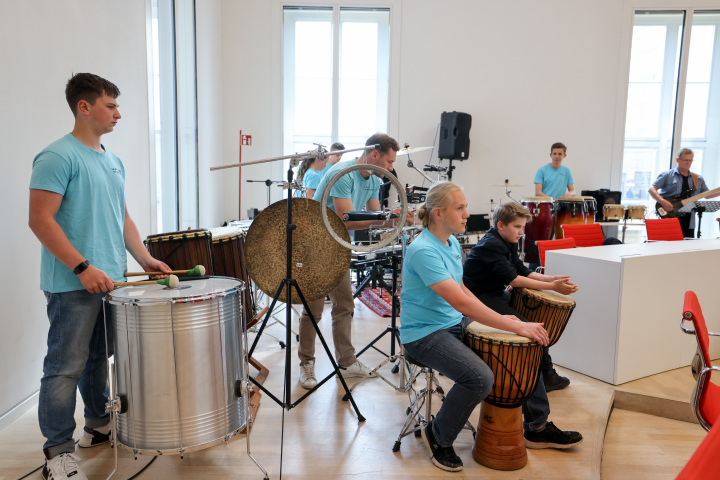 Musikalischer Auftakt mit den Drum People, Musikensemble der Kunst- und Musikschule Schwedt/Oder