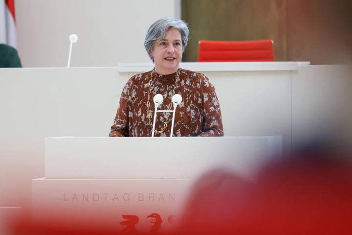 Landtagsvizepräsidentin Barbara Richstein begrüßt die Kinder, Jugendlichen und Gäste zur Preisverleihung im Landtag